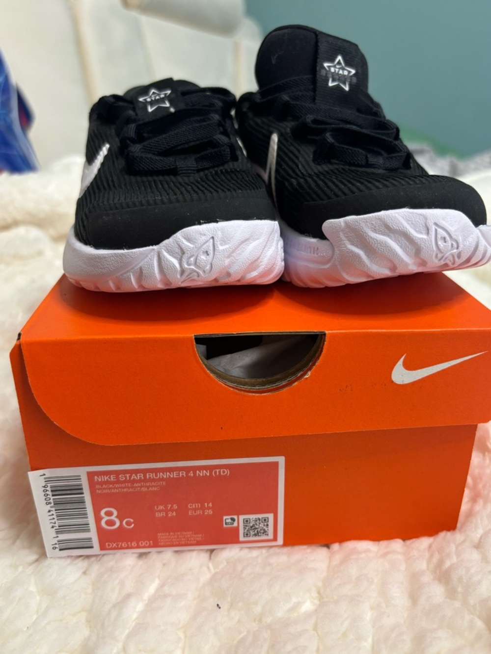 Nike Kids Black and White Star Runner Lightweight Sneakers